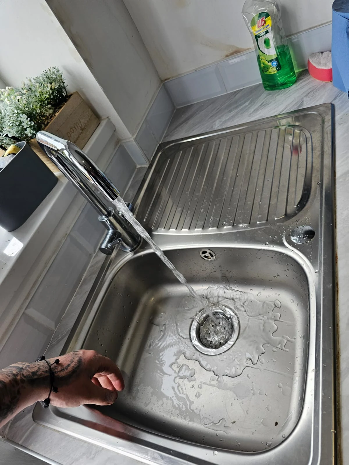 Water flowing at the kitchen tap after the repair