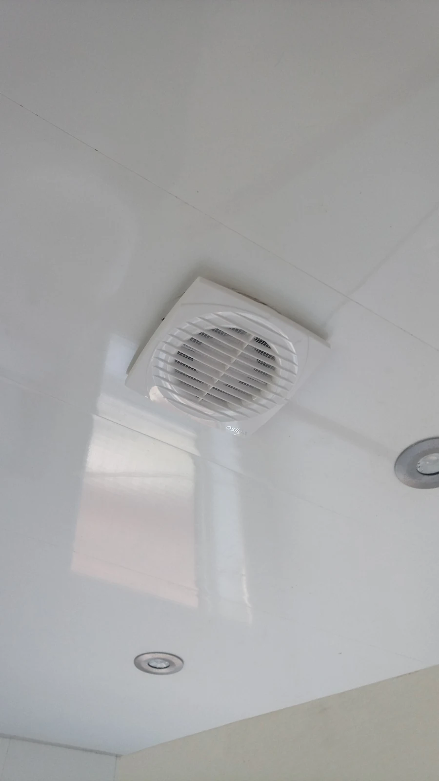Replacement extraction unit in the bathroom ceiling